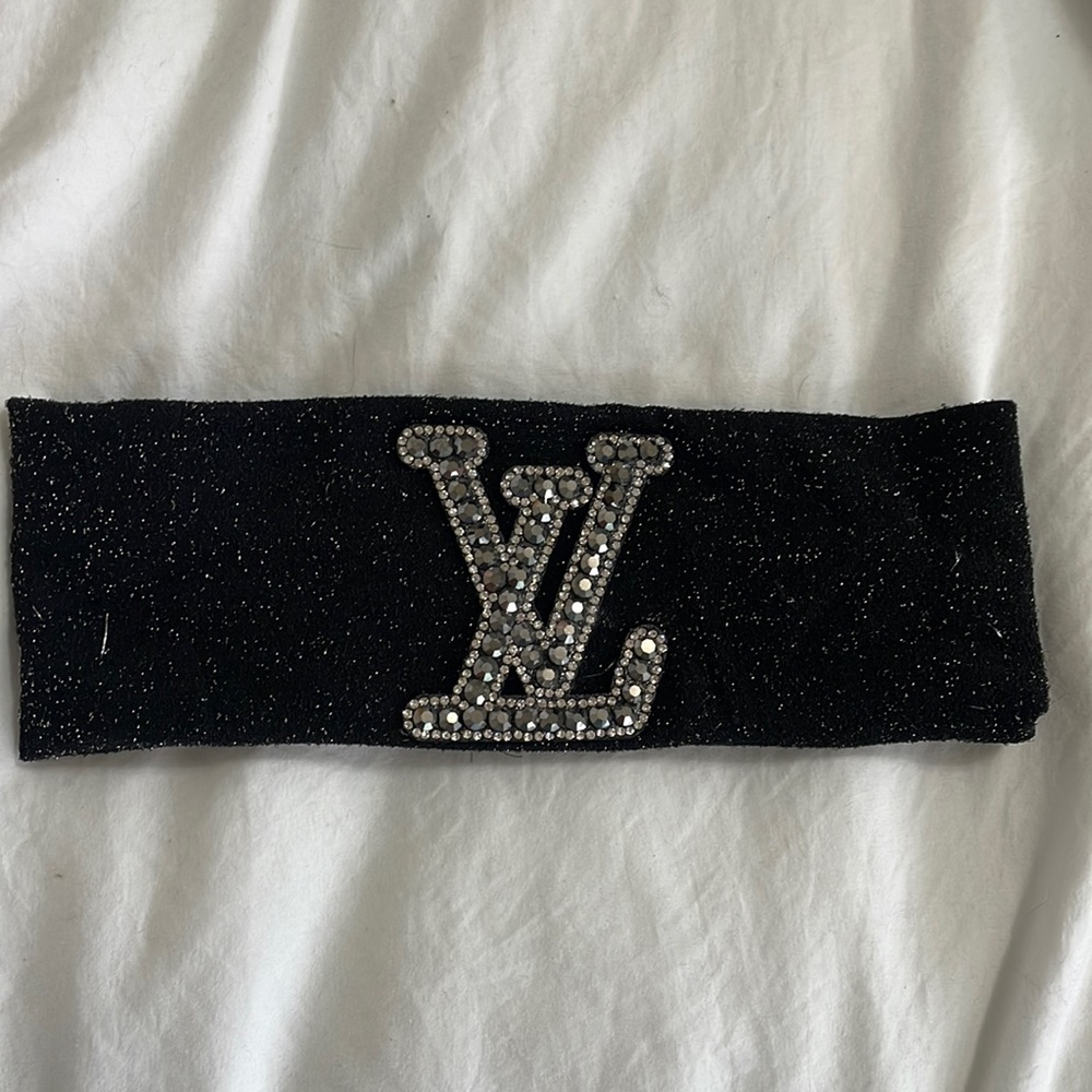 New headband fashionable LV. Looks like the Louis Vuitton logo. Black stretchy
